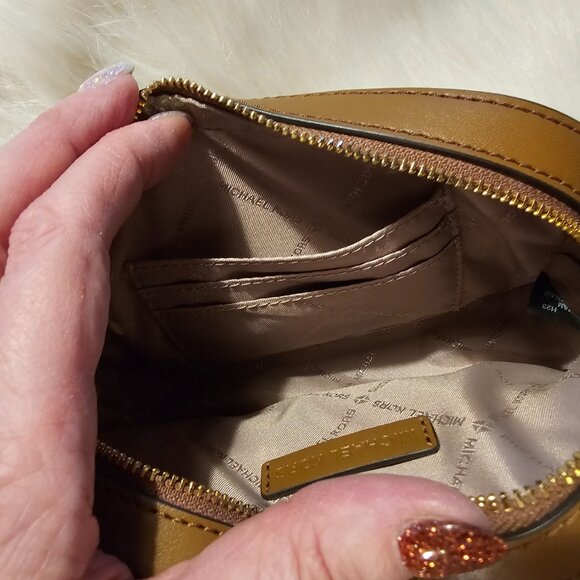 Michael Kors Banana bag Tan and Gold - Picture 5 of 10